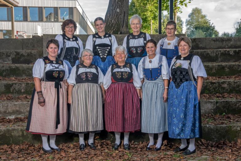 Mitglieder der Trachtengruppe Muhen beim Auftritt
