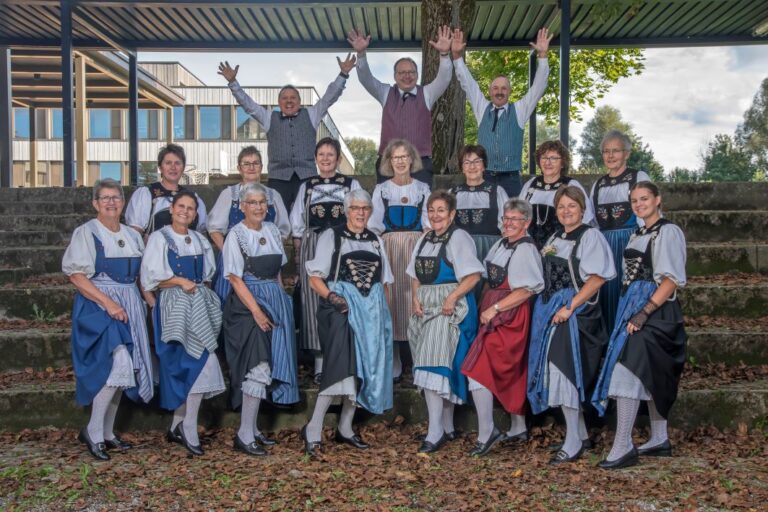 Trachtengruppe Muhen beim gemeinsamen Vereinsauftritt